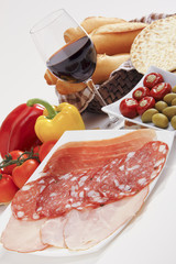 pane,tigelle e piadina, vino rosso e salumi