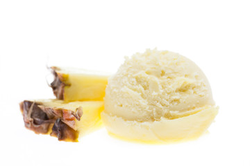 Eine Kugel Ananaseis von vorne mit Frucht I