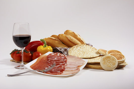 pane,tigelle e piadina, vino rosso e salumi