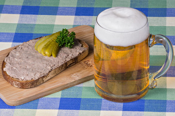 Deftige Brotzeit mit Leberwurstbrot und Bier