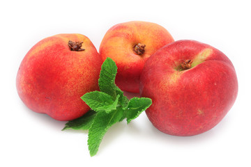 Nectarines et feuilles de menthe
