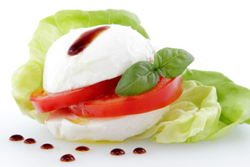 mozzarella pomodoro caprese su sfondo bianco