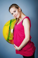 Kobieta w ciąży z piłką - obrazy, fototapety, plakaty