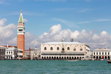 Le Campanile et le Palais des Doges à Venise - Italie