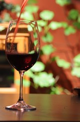 Rotwein eingießen