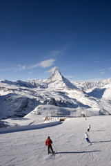 Fototapeta na wymiar Narciarze na Matterhorn