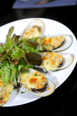 mussels under cheese