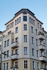 Immeuble gris en coin de rue, Berlin.