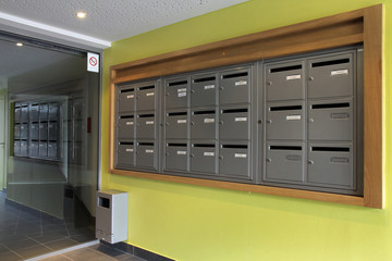 Hall d'entrée immeuble avec boîtes aux lettres