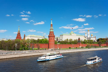 Kind to  Moscow Kremlin, Grand Kremlin Palace and Moskva River © Shchipkova Elena