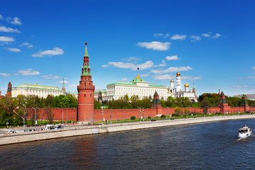 Obraz premium Kind to the Moscow Kremlin, and quay Moskva River