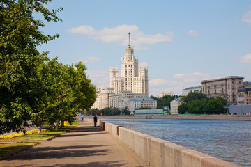 Fototapeta na wymiar Wieżowiec na nasypie Kotelnicheskaya w Moskwie,