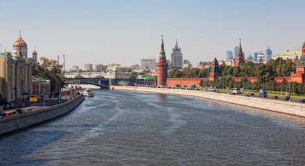 Fototapeta premium Kind to Moscow Kremlin, Cathedrals and quay Moskva River