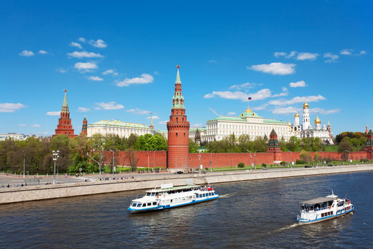 Kind to  Moscow Kremlin, Grand Kremlin Palace and Moskva River