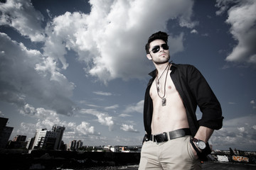 Obraz premium handsome man with unbuttoned shirt looking serious