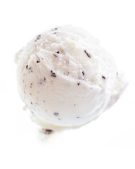 Eine Kugel Stracciatella von oben auf weißem Hintergrund