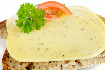 Brot mit Kräuterkäse