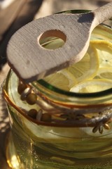 im Garten hergestellte Limonade mit Kochlöffel