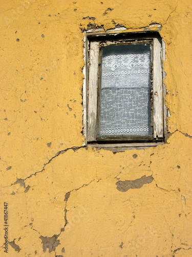 "Badezimmerfenster mit gelber Fassade im Dorf Maksudiye" Stockfotos und