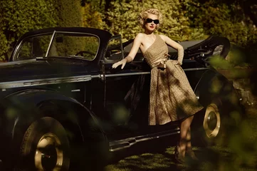 Frau in der Nähe eines Retro-Autos im Freien © Nejron Photo