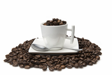 Taza llena de granos de café.