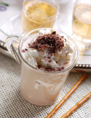 dessert alla crema di caffè con panna e cioccolato