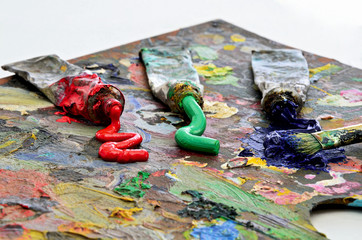 tavolozza colore a olio rosso verde blu