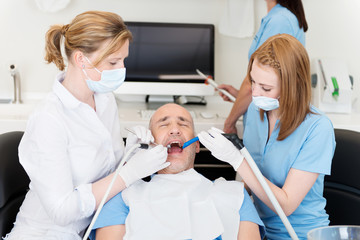 patient wird beim zahnarzt behandelt