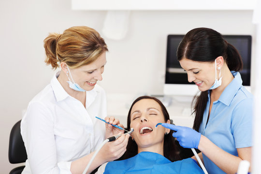 patientin beim zahnarzt