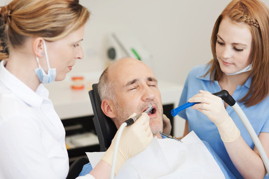 patient bekommt eine füllung beim zahnarzt