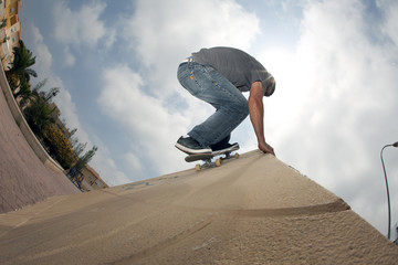 skateboarder wallride back - obrazy, fototapety, plakaty