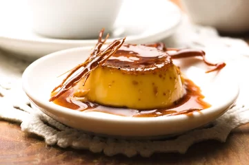 Afwasbaar fotobehang Heerlijk crème caramel dessert © joanna wnuk