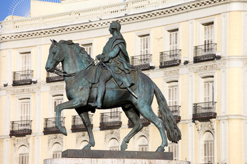 Fototapeta na wymiar King Charles III Statua na Puerta del Sol
