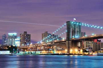 Fototapeta na wymiar Brooklyn Bridge przęseł East River kierunku Brooklyn
