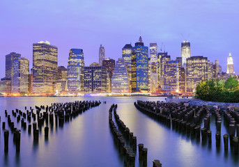 Naklejka premium New York City FInancial District Skyline z całej East River
