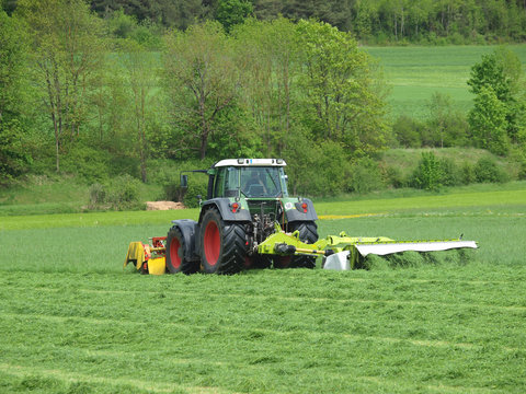 Traktor beim M&auml;hen