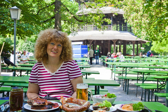 M&uuml;nchen h&uuml;bsche Frau im Biergarten