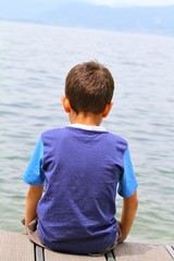 Fototapeta na wymiar dziecko, które patrzy na horyzoncie