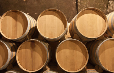 Barriles de vino en la bodega