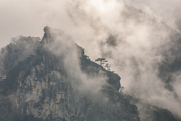 Widok na mgliste góry mgły - 41898047