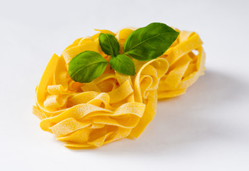 Makaron tagliatelle i bazylia