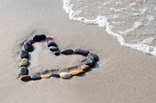 Herz aus Stein am Strand