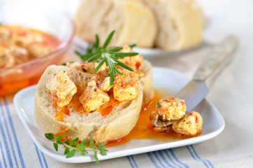 Häppchen mit eingelegtem Feta