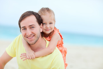 Fototapeta na wymiar Ojciec i córka na plaży