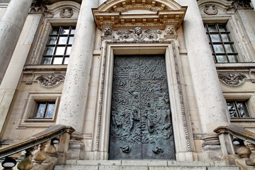 Portail monumental Berliner Dom. © Bruno Bleu