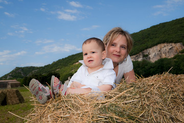 jeune maman et son fils dans la campagne