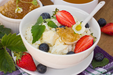 Dietary cheese with honey, blueberries and strawberry