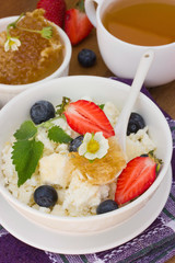 Dietary breakfast -cottage cheese, honey and fresh berry