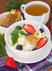 Cottage cheese with honey and berries