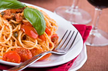 Spaghetti with tuna, cherry tomatoes and capers.